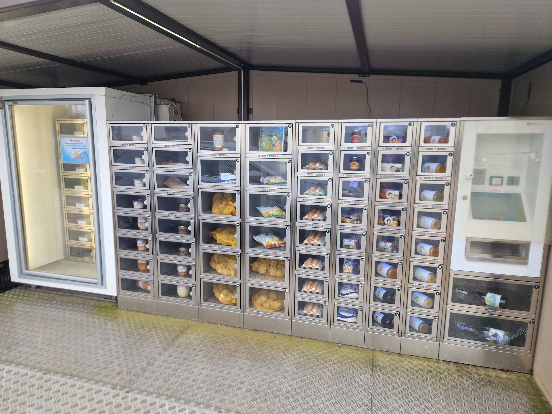 Casiers réfrigérés du distributeur : fruits, légumes, œufs, produits locaux