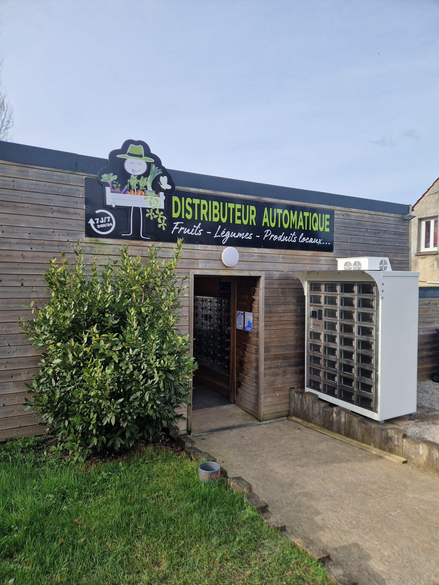 Façade du distributeur automatique Gourmet d'Opale, accessible 7j/7 24h/24